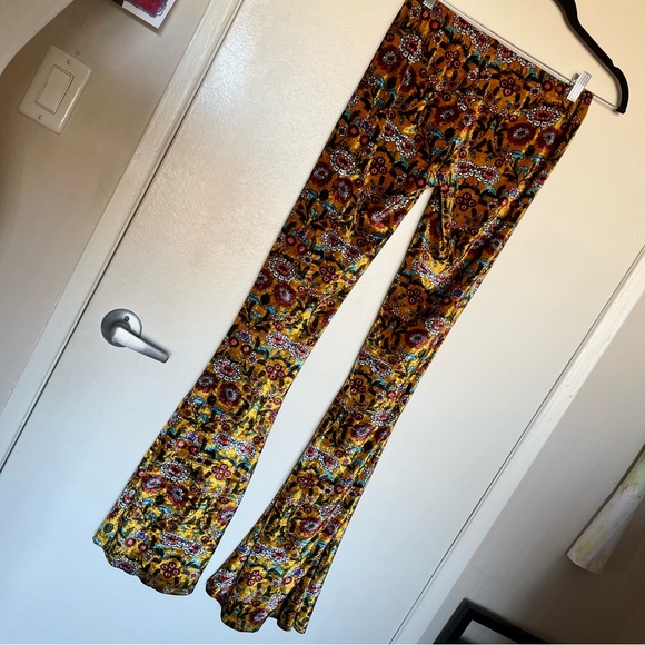 Current Mood 70s vibe velvet paisley floral print flare pants yellow red - Picture 5 of 7